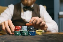 Jogador de poker com fichas — Fotografia de Stock