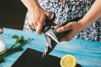 Woman cutting fresh mackerel — Stock Photo