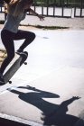 Skate praticando no parque de skate — Fotografia de Stock