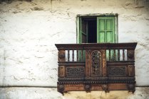 Балконом в невеликому селі — стокове фото
