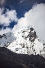 Красивий сніг покрив гірський пік — стокове фото