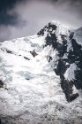Schöner schneebedeckter Berggipfel — Stockfoto