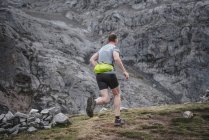 Mann läuft Crosslauf — Stockfoto