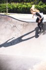Skateboarding practicando en skatepark - foto de stock