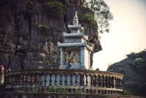 Antigua pagoda cerca del río en Vietnam - foto de stock