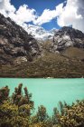Montaña Huandoy y lago Paron - foto de stock