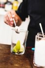 Barman préparation Mojito — Photo de stock