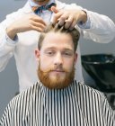 Proceso de peluquería moderna - foto de stock