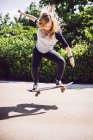 Skateboarden üben im Skatepark — Stockfoto