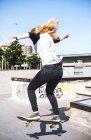 Skate praticando no parque de skate — Fotografia de Stock