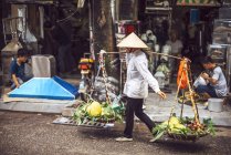 Marché de rue vietnamien dame vendeur — Photo de stock