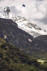 Belo pico de montanha coberto de neve — Fotografia de Stock