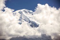 Belo pico de montanha coberto de neve — Fotografia de Stock