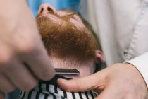 Peluquero arreglando barba - foto de stock