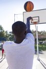 Homme jouant au basket — Photo de stock