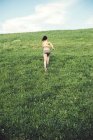 Donna che corre sopra una piccola collina — Foto stock