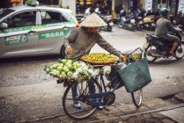 Marché de rue vietnamien dame vendeur — Photo de stock