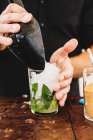 Barman préparation Mojito — Photo de stock