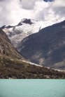 Montaña Huandoy y lago Paron - foto de stock