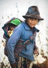 Mujer indígena con niño - foto de stock