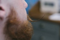 Joven barbudo hipster - foto de stock