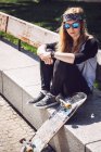 Женщина-скейтбордистка в парке — стоковое фото