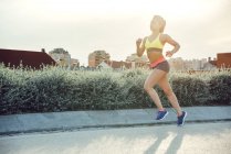 Молодая женщина бег — стоковое фото