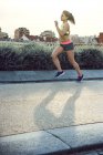 Jeune femme Jogging — Photo de stock