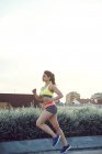 Joven mujer corriendo - foto de stock