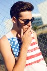 Ragazzo indossando bandiera americana canotta — Foto stock