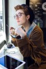 Beautiful young woman in cafe. — Stock Photo
