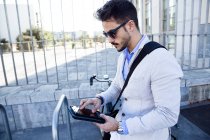 Junger Geschäftsmann nutzt digitales Tablet — Stockfoto