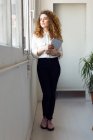 Впевнена бізнес-леді в офісі — стокове фото