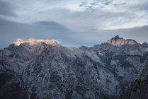 Belle chaîne de montagnes — Photo de stock