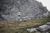 Hombre corriendo a través del país - foto de stock