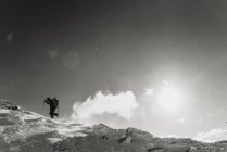 Bergsteiger auf schneebedecktem Berg — Stockfoto
