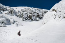 Man climbing on snowy mountain — Stock Photo