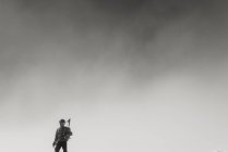 Альпініст на вершині засніженої гори — стокове фото