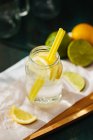 Bebida casera fresca de la desintoxicación del limón - foto de stock