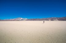 Mulher andando no Vale da Morte — Fotografia de Stock