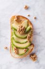 Sandwiches with walnuts and apple slices — Stock Photo