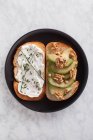 Sandwiches mit Sahne und Apfelscheiben — Stockfoto