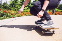 Skateboarder practicing ollie at park — Stock Photo