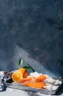Свіжі апельсини та морозиво в лотку — стокове фото