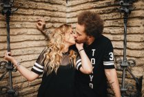Embrasser couple au mur de pierre — Photo de stock