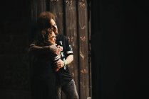 Abraçando casal olhando para longe — Fotografia de Stock