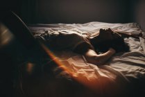 Sensual mujer acostada en la cama - foto de stock