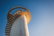 Weißer Leuchtturm über blauem Himmel — Stockfoto
