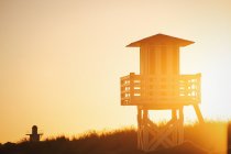 Lifeguard station on sunset — Stock Photo