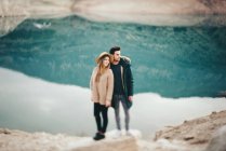 Teen couple against of lake — Stock Photo